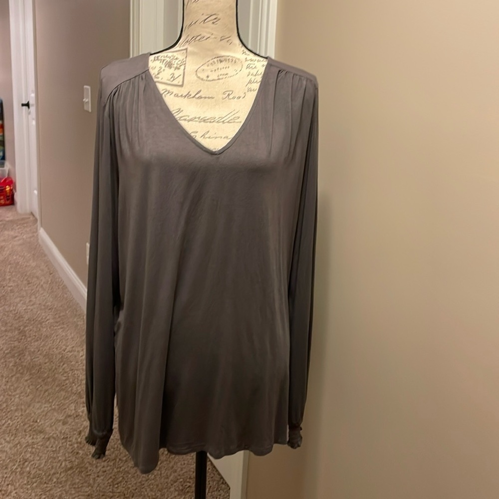 H by Bordeaux women’s V-neck top in XL​​